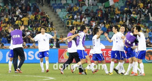 23일 오전 (한국시간)남아프리카 공화국 더반스타디움에서 펼쳐진 한국과 나이지리아 3차전 경기에서 한국이 무승부를 기록하고도 16강 진출이 확정되자 경기를 마친 뒤 선수들이 환호하고 있다. 전영한 동아일보 기자 scoopjyh@donga.com