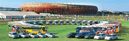 32개 본선 진출국 대표팀 버스와 의전차량 국제축구연맹(FIFA) 공식 후원사인 현대·기아자동차는 이번
 남아공 월드컵에 본선 진출 32개국 대표팀 버스와 의전 차량 등 모두 830여 대를 지원했다. 남아공 요하네스버그 사커시티 
경기장 앞에 주차해 있는 현대·기아차의 32개 본선 진출국 대표팀 버스와 의전차량. 사진 제공 현대·기아자동차