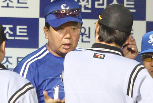 올시즌 순위 싸움이 격렬해지면서 심판 판정에 대한 현장의 반응도 민감해지고 있다. 삼성 선동열 감독은 22일 잠실 두산전에서 애매한 인필드플라이 판정을 놓고 격렬한 항의를 펼친 바 있다. 스포츠동아DB