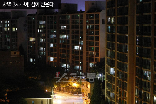 한국과 나이지리아의 조별리그 3차전이 펼쳐진 23일 새벽 서울 시내의 아파트 단지. 환하게 불을 밝히고 TV를 시청하는 가정이 많이 보인다.
