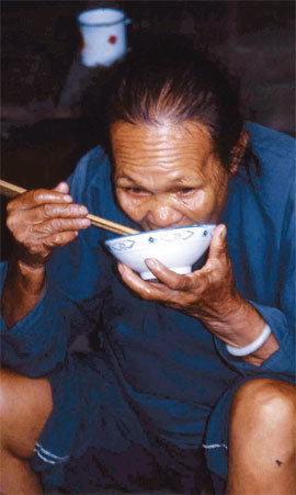 중국 ‘식사하는 노인’ 2004년.