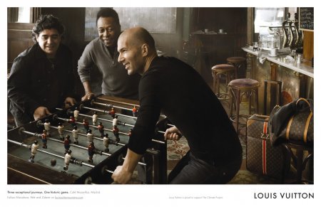 루이뷔통은 최근 브라질의 펠레, 아르헨티나의 디에고 마라도나, 프랑스의 지네딘 지단이 함께 모여 축구 게임을 하는 여행 이미지 광고를 선보였다. 사진제공 루이뷔통.