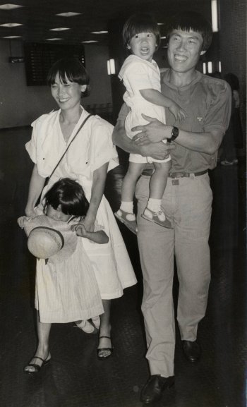 차범근 해설자 가족. 1983년 차범근선수와 부인 오은미씨가 자녀(하나, 두리씨)와 함께 김포공항 대합실에서 걸어나오고 있다. 동아일보 자료사진