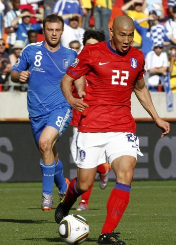 12일 오후 남아공 포트엘리자베스 넬슨만델라베이 경기장에서 펼쳐진 한국 대 그리스와의 전반전 경기에서 차두리 선수가 공을 몰고 있다. 포트엘리자베스=전영한 기자 scoopjyh@donga.com