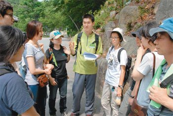 대구 팔공산녹색여가문화센터 오병현 센터장(가운데)과 자원봉사자들이 26일 예정된 ‘대구 올레 팔공산 7코스 개장’을 앞두고 동화사
 주변 코스를 답사한 뒤 이야기를 나누고 있다. 이권효 기자
