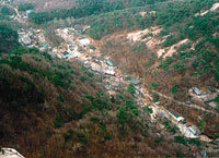 북한산 상층부에서 내려다본 북한동 마을.
