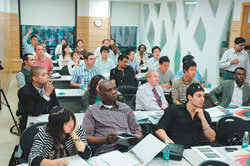 14일 저녁 서울 중구 태평로 ‘서울글로벌센터’에서 외국인 창업대학이 개강했다. 나이지리아 미국 인도 등 국내에서 창업을 희망하는 다양한 국적의 외국인 40명이 수업을 듣고 있다. 사진 제공 서울시