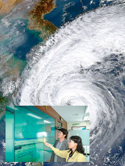 제주도 서귀포에 위치한 국가태풍센터 예보 분석실에서차유미 연구사(오른쪽)가 김태룡 센터장에게 2008년 일본을 강타한 태풍 멜로르에 대해 설명하고 있다(아래).김규태 동아사이언스 기자kyoutae@donga.com