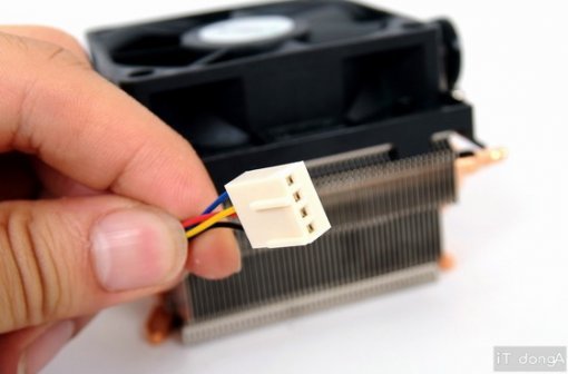 CPU 온도에 따라 팬 회전 속도를 미세하게 조절할 수 있는 4핀 전원 커넥터를 사용한다.