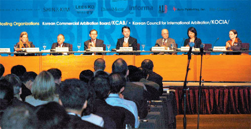 국제상사중재협회(ICCA) 사무총장인 법무법인 태평양의 김갑유 변호사(왼쪽에서 네번째)가 지난해 8월 아시아태평양중재협회(APRAG)가 연 컨퍼런스에서 토론을 벌이고 있다.