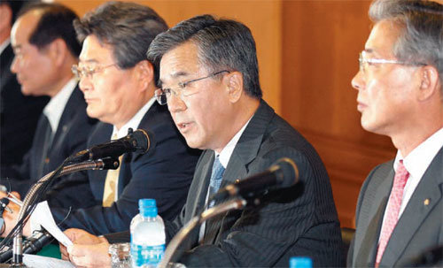 채권은행단 간사 은행인 우리은행의 이종휘 행장(오른쪽에서 두 번째)이 25일 서울 중구 명동 은행회관에서 기업상시위험평가 결과를 발표하고 있다. 양회성 기자