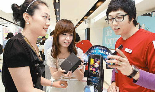 25일 오후 서울 중구 명동 SK텔레콤 T월드 멀티미디어 매장을 찾은 고객들이 삼성전자의 스마트폰 ‘갤럭시S’를 구경하며 구매 상담을 하고 있다. 양회성 기자