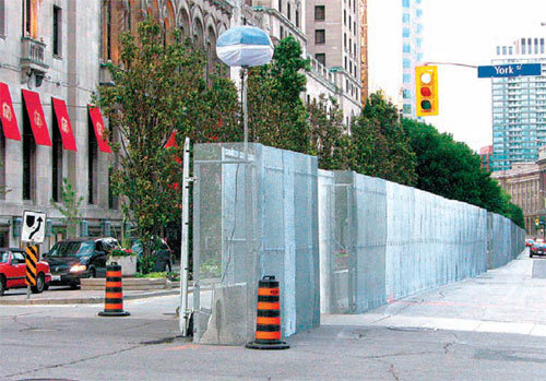 캐나다 토론토 중심가에 설치된 높이 3m의 철제 펜스. 25일부터는 펜스 안으로 일반인이 출입할 수 없다. 토론토=박형준 기자