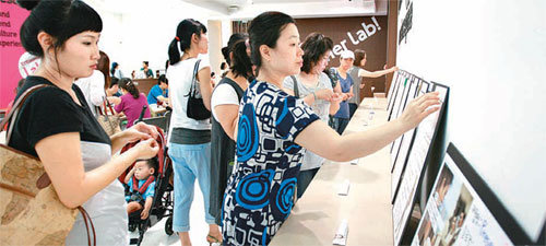 LG생활건강은 올해 신입사원 채용과정에 지원자들의 역량을 고객들이 직접 평가하는 ‘고객 참여 채용프로그램’을 처음 도입했다. 이 회사 주부고객 평가단이 응시자들이 제출한 치약광고 시안 과제물을 평가하고 있다. 사진 제공 LG생활건강