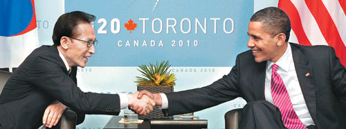 다정한 악수 캐나다 토론토에서 열린 주요 20개국(G20) 정상회의에 참석한 이명박 대통령(왼쪽)이 
26일 오후(현지 시간) 토론토 인터콘티넨털 호텔에서 버락 오바마 미국 대통령과 단독 정상회담을 마친 뒤 악수하고 있다. 
토론토=안철민 기자