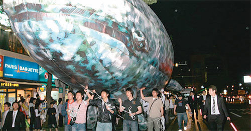 올해 고래축제가 7월 1일부터 5일간 울산 장생포 등지에서 열린다. 사진은 지난해 고래축제에 참가한 시민들이 대형 고래 모형과 
함께 시가행진을 펼치고 있는 모습. 사진 제공 울산 남구청