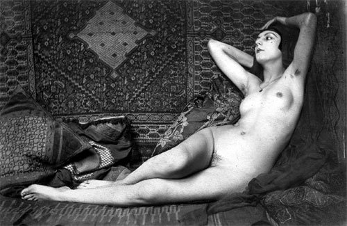 만 레이의 ‘키키, 오달리스크’(12.2cm×17.4cm, 젤라틴실버프린트, 1925년). 단 한 장만 있는 사진으로 앵그르의 그림 ‘오달리스크’를 차용한 작품이다. 만 레이는 전설적 모델이면서 전위적 예술가들의 동지였던 키키 드 몽파르나스를 통해 회화 속 이미지를 재해석했다. ⓒ MAN RAY TRUST/ADAGP, Paris 2010