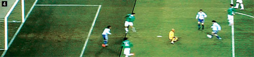 [4] 아르헨티나의 리오넬 메시(공 차는 선수)가 크로스를 올리는 순간 카를로스테베스(왼쪽)는 오프사이드 위치였다. 패스를 받은 테베스는 헤딩으로 골을 넣었다. 요하네스버그=AP 로이터 연합뉴스·SBS 캡처