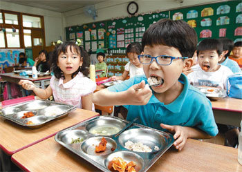 “꼭꼭 씹어 먹어요.” 28일 오후 서울 서대문구 홍제동 고은초등학교 2학년 어린이들이 점심시간에 학교 급식을 배식받은 뒤 점심식사를 하고 있다. 양회성 기자