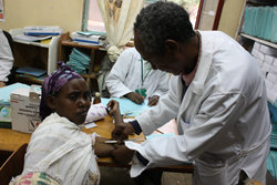 에티오피아 곤다르 지역의 보건소에서 한 여성이 가족계획을 위한 피임주사를 맞고 있다. 에티오피아는 평균 출산율이 5, 6명에 
이른다. 곤다르=윤완준 기자 zeitung@donga.com