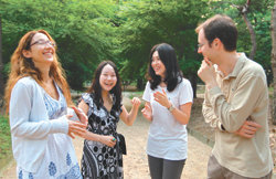 20, 30대 한국학 연구자들인 마리아 알바레스, 하신애, 뉴샤오핑, 피에르에마뉘엘 루 씨(왼쪽부터)가 28일 오후 서울 연세대 
교정에 모였다. 이들은 “특별한 사명감 때문이라기보다 한국학이 재미있어 공부를 하게 됐다”고 입을 모았다. 양회성 기자 
yohan@donga.com