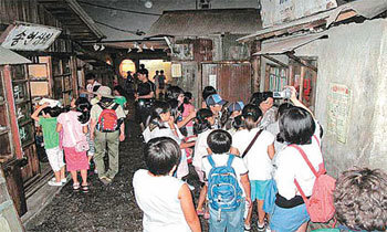 지난해 여름방학 인천시 학생교육문화회관 주최로 열린 2009 인천문화예술 체험 프로젝트 캠프에 참가한 초등학생들이 동구에 
있는 ‘달동네 박물관’을 둘러보고 있다. 사진 제공 인천시학생교육문화회관