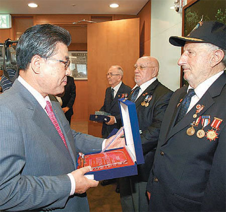 박맹우 울산시장(왼쪽)이 30일 터키 참전용사에게 감사패를 전달하고 있다. 울산시 초청으로 울산을 방문한 터키 
참전용사들은 1일 박 시장 취임식에도 참석한다.  사진 제공 울산시