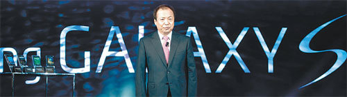 ‘갤럭시S’가 미국에 상륙했다. 삼성전자 무선사업부 신종균 사장이 지난달 29일(현지 시간) 미국 뉴욕에서 갤럭시S의 판매
 계획을 발표하고 있다. 사진 제공 삼성전자