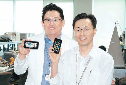 갤럭시S 개발 두 주역 삼성전자의 스마트폰 ‘갤럭시S’가 태어난 경기 수원시 영통구 삼성전자 
디지털시티의 개발실에서 개발 실무 책임자인 김학상 상무(오른쪽)와 안원익 수석이 갤럭시S와 개발 뒷이야기를 소개하고 있다. 사진 
제공 삼성전자