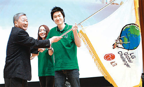 ‘LG글로벌챌린저’ 발대식 구본무 LG그룹 회장(왼쪽)이 LG글로벌챌린저 대표 원승욱(성균관대 
4년), 허미희 씨(울산과기대 대학원 1년)와 함께 성공적인 탐방 활동을 기원하며 ‘챌린저 깃발’을 흔들고 있다. 사진 제공 LG