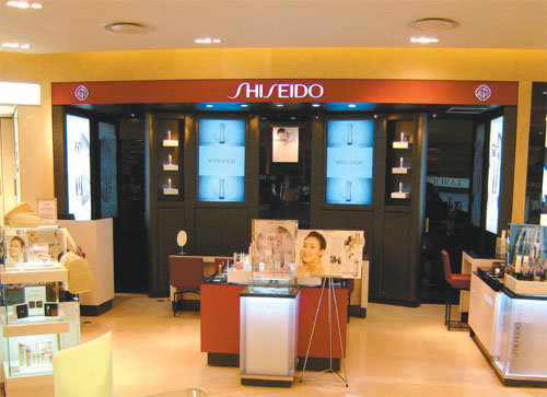 서울의 한 백화점에 들어서 있는 시세이도 매장. 1872년 문을 연 시세이도는 아시아를 넘어 유럽, 미국 등에도 진출해 아시아를 
대표하는 글로벌 화장품 브랜드로 자리 잡았다. 사진 제공 시세이도