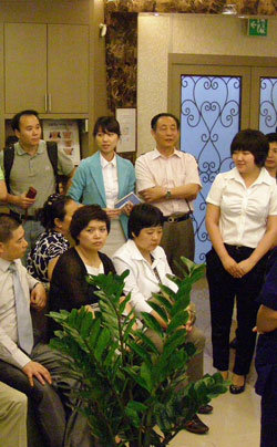 중국 성형병원 관계자 50여 명이 국내 성형의료 기술과 시설을 벤치마킹하려고 한국을 찾았다. 30일 서울 서대문구 창천동‘이정 자연미 성형외과’에서 의료진이 방문단의 질문에 답하고 있다. 사진 제공 KOTRA