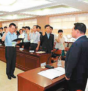 경북도와 시군 투자유치 담당 직원들이 ‘민선5기 투자유치 20조 원 달성’ 결의문을 경북도 투자통상본부장인 공원식 정무부지사에게 전달하고 있다. 사진 제공 경북도