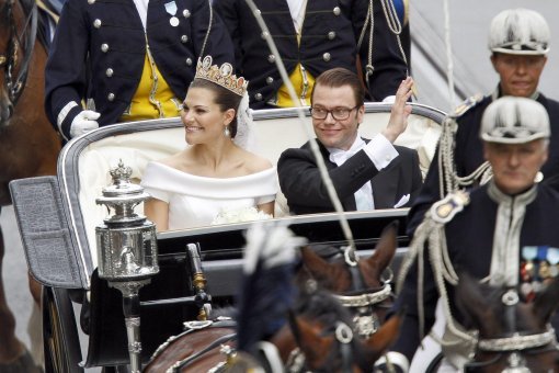 지난달 19일 스톡홀름 대성당에서 결혼식을 올린 스웨덴 빅토리아 공주와 평민출신의 남편 대니얼 베스틀링. 빅토리아 공주의 결혼식 패션은 그를 유럽 왕가를 대표하는 스타일 아이콘으로 꼽히게 했다.