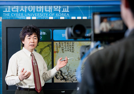 [고려사이버대학교 HD 제작 스튜디오에서 예술학과 권용준 교수가 동영상 강의를 촬영하고 있다]