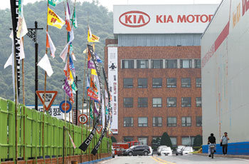 1일 경기 광명시 소하동 기아자동차공장 정문 옆으로 ‘전임자 임금 금지 반대’ 등 노조 측 요구사항을 담은 깃발과 현수막이 빽빽이 걸려 있다. 이날 기아차 노조가 16일까지 파업을 유보하겠다고 밝힌 가운데 공장은 평상시처럼 정상 가동됐지만 노사 간의 긴장감은 높아가고 있다. 광명=김재명 기자