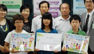 대전 샘머리초등학교 학생 1721명이 지난달 30일 국제구호개발 단체인 굿네이버스로부터 세계아동평화상을 받았다. 이날 시상식에는 
조성규 교장(뒷줄 가운데)과 양우인 학생회장(앞줄 가운데) 등이 참석했다. 사진 제공 샘머리초등학교