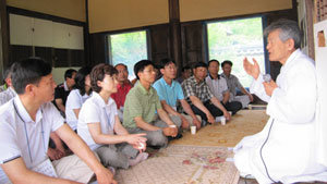 지난달 30일 경북 안동시 도산면 퇴계종택을 찾은 기업은행 신임 지점장들이 퇴계 이황의 16대 종손 이근필 씨의 강연을 듣고 있다. 이 씨는 퇴계 철학의 핵심인 경(敬)철학을 들어 “나를 낮추고 다른 사람을 배려하라”고 당부했다. 안동=허진석 기자 jameshuh@donga.com