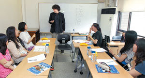 지난달 30일 서울 노원구 공릉2동 서울여대 외국어교육원에서 영어 교육 프로그램인 ‘스웰(swell)’ 수업에 참석한 수강생들이 외국인 강사의 강의를 듣고 있다. 일상생활에서도 영어만 써야 하는 등 엄격한 규율에 따라 합숙생활을 해야 하지만 공동체 의식과 인성을 함께 개발할 수 있어 일반인에게도 인기가 높다. 박영대 기자