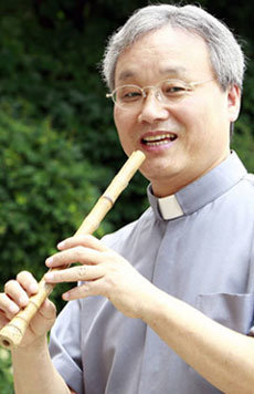 전통문화예술을 미사 전례에 접목해 온 성바오로 수도회 백기태 신부. 한때 가톨릭 국악 합주단 ‘아리’ 단원에게서 단소를 배운 그는 “불어본 지 오래돼 소리가 나올지 모르겠네”라며 웃었다. 수줍은 듯 조용하지만 맑은 소리가 흘러나왔다. 전영한 기자 scoopjyh@donga.com