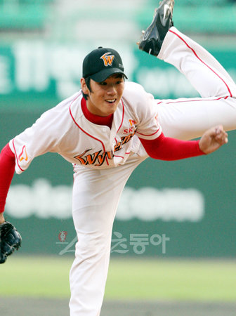 SK 김광현이 김성근 감독에 대해 처음 입을 열었다. 김광현은 “FA가 된 후 일본이든 미국이든 감독님이 가는 팀으로 함께 옮겼으면 좋겠다”며 김 감독에 대한 무한한 신뢰를 보였다. 스포츠동아 DB