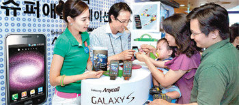 “갤럭시S를 배웁시다” 3일 서울 강남구 삼성동 코엑스몰에 있는 ‘갤럭시 익스피리언스 존’을 찾은 방문객들이 전문가의 설명을 들으며 삼성전자의 스마트폰 ‘갤럭시S’를 체험해 보고 있다. 사진 제공 삼성전자