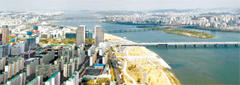 최근 서울에서는 미분양 아파트가 빠른 속도로 줄고 있다. 아직 주인을 찾지 못한 미분양 아파트 중에서 잘 고르면 비교적 저렴한 가격으로 입지가 좋은 곳에 집을 마련할 수 있다고 전문가들은 조언한다. 동아일보 자료 사진