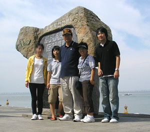 2008년 여름 윤재인 경위 가족과 안수정 씨(왼쪽)가 인천 용유도에 가족여행을 가서 찍은 사진. 사진 제공 윤재인 경위