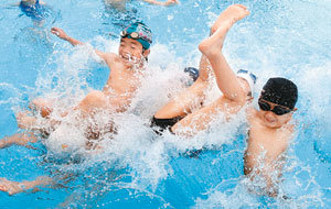 천식에 걸린 어린이에게는 수영 등의 운동이 좋다. 운동 시작 전에는 맨손체조, 스트레칭 등의 준비운동이 필요하다. 동아일보 자료 
사진