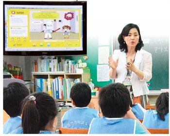서울 성산초교 김현숙 생활안전부장이 3학년 학생을 대상으로 ‘유괴로부터 내 몸을 지키는 방법’에 대해 수업하고 있다.