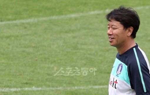 ▶ “지금은 선진축구를 배워야 할 때!” 차기 한국 축구대표팀 사령탑 후보 1순위로 손꼽혔던 정해성 월드컵팀 수석코치가 지도자 연수를 위해 스페인 바르셀로나행을 준비하고 있는 것으로 알려졌다. 스포츠동아DB