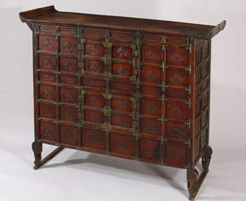 18세기에 제작된 2층장(위사진). 사랑방에서 사용하던 목가구는 한옥 구조에 맞춰 낮게 제작되고 방의 좁은 폭을 고려해 벽면에 붙여 사용할 수 있게 만들었다. 아래 사진은 화가 서세옥 씨가 소장한 19세기 필통. 사진 제공 신세계갤러리