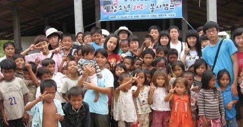 부산YWCA 청소년해외봉사팀이 지난해 7월 11박12일 일정으로 캄보디아에서 봉사활동을 벌였다. 사진 제공 부산YWCA