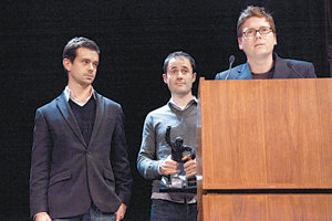 트위터의 창업자 세 사람이 2008년 인터넷 벤처기업 관련 시상식인 ‘크런치 2008’ 행사에서 ‘최고의 창업기업’ 상을 수상하고 있다. 왼쪽부터 잭 돌시, 에번 윌리엄스,비즈 스톤 씨. 사진 제공 스콧 딜·래핑스퀴드